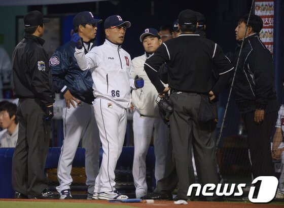 본문 이미지 - 두산이 11일 LG 전에서 2-15로 패함에 따라 올 시즌 4강 가능성이 제로가 됐다. 이날 두산은 경기 내외적인 부분에서 모두 패했다. ⓒ News1 DB