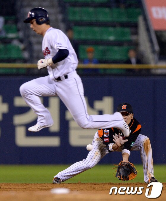 본문 이미지 - 두산이 14일 사직구장에서 열린 롯데전에서 9회말 롯데 문규현에게 끝내기 홈런을 허용하며 3-4으로 패했다. 추가 득점기회에서 베이스러닝 미스로 점수를 만들어내지 못한 것이 아쉬웠다. ⓒ News1DB