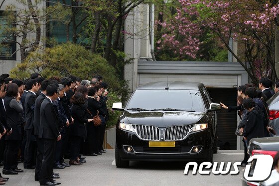 본문 이미지 - 진도 해상 여객선 세월호 침몰사고로 숨진 단원고등학교 최혜정 교사의 발인이 19일 오전 경기도 안산 제일장례식장에서 유가족과 동료 교사, 친구, 학생 등이 참석한 가운데 엄수되고 있다. 지난해 동국대 역사교육과를 수석졸업한 최 교사는 4학년 재학 중 임용시험에 합격해 안산 단원고에서 2학년 담임교사로 재직하다 이번 참사 당시 마지막까지 학생들을 구하다 안타깝게 숨진 것으로 알려졌다. 2014.4.19/뉴스1 © News1   한재호 기자