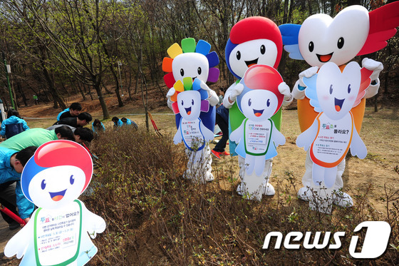 (수원=뉴스1) 이성래 기자 = 경기도 선거관리위원회 직원, 자원봉사자들이 2일 오후 경기 수원 영통도서관 앞 공원에서 마스코트 바루, 참참, 알리 푯말과 나무를 심고 있다. 20 …