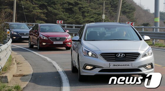 본문 이미지 - 신형 쏘나타 변속 레버. 수동 모드 전환 모습.© News1   최명용 기자