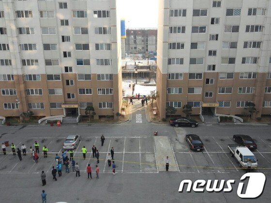 본문 이미지 - 2일 오후 1시57분께 전남 목포시 산정동 신안비치아파트 3차 주차장과 주변 도로가 갑자기 주저앉는 등 침하됐다. 이 사고로 주민 1명이 다치고 차량 1대가 매몰됐다. 경찰이 아파트 주변을 통제하고 있다. 2014.4.2/뉴스1 © News1 박준배 기자