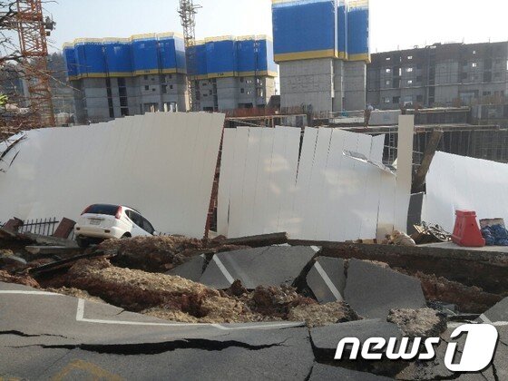 본문 이미지 - 2일 오후 1시57분께 전남 목포시 산정동 신안비치아파트 3차 주차장과 주변 도로가 갑자기 주저앉는 등 침하됐다. 이 사고로 주민 1명이 다치고 차량 1대가 매몰됐다. 경찰과 목포시는 주변 아파트 신축공사와의 연관성을 파악 중이다. 2014.4.2/뉴스1 © News1 박준배 기자