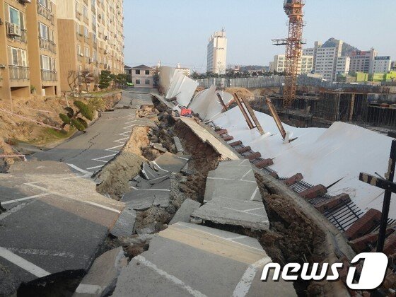 본문 이미지 - 2일 폭삭 주저앉은 전남 목포시 산정동 신안비치 3차 아파트 주차장. 애초 사진 오른편 주차장 외벽 너머에 도시계획도로가 있었지만 신축 아파트 부지로 편입되면서 사고를 키웠다는 지적이 나온다. 2014.4.2/뉴스1 © News1 박준배 기자