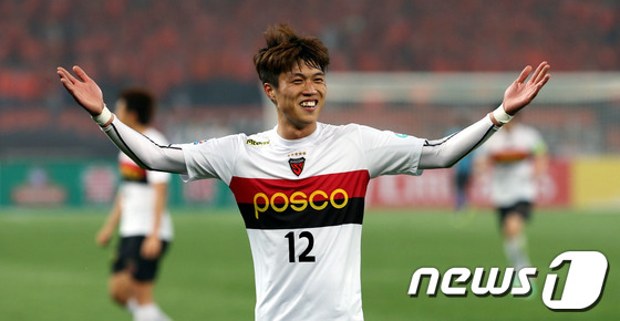 (지난(중국)=뉴스1) 사진공동취재단 = 2일 오후 중국 지난 올림픽 스포츠센터에서 열린 포항과 산둥루넝의 경기에서 포항의 김성대가 세번째골을 넣은 후 세레머니를 하고 있다. 20 …