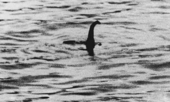 본문 이미지 - 1934년에 찍힌 네시로 추정되는 사진. 이 사진은 추후 장난감을 이용한 가짜로 확인됐다©Dr. Kenneth Wilson News1 