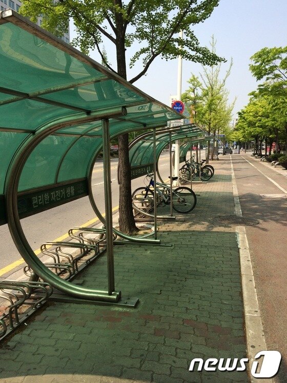 본문 이미지 - 21일 대전 서구 둔산동 충청지방우정청 앞 공영 자전거 거치대에 설치된 비가리개 모습.© News1 장진웅 기자