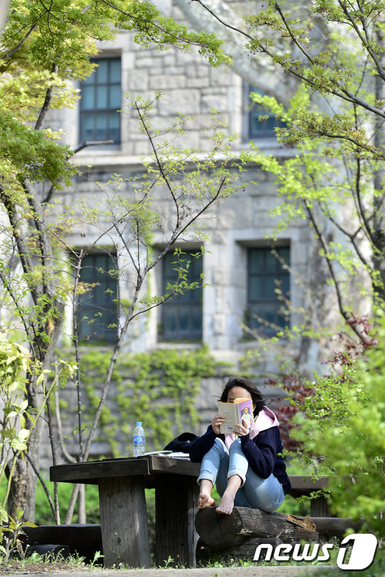 (서울=뉴스1) 박지혜 기자 = 세계 책의 날을 앞둔 21일 오후 서울 서대문구 이화여자대학교에서 한 학생이 독서를 하고 있다.세계 책을 날을 앞두고 최근 '2013 국민 독서 실 …