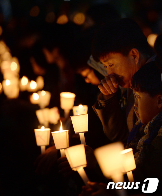(안산=뉴스1) 손형주 기자 = 전남 진도 여객선 세월호 침몰 엿새째인 21일 저녁 경기도 안산시 안산문화공원에서 안산 학생과 시민들이 촛불을 들고 여객선 세월호 침몰사고 실종자들 …