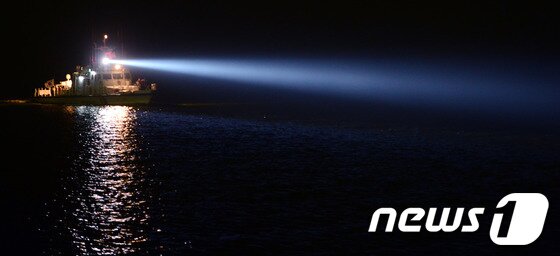 본문 이미지 - 세월호 여객선 침몰 사고 발생 엿새째인 21일 오후 전남 진도 팽목항으로 희생자들의 시신을 태운 해경 경비정이 들어서고 있다.이날 상당수 실종자들이 갇혀 있을 것으로 추정된 세월호 3~4층에서 시신이 다수 발견됐다. 2014.4.21/뉴스1 © News1   양동욱 기자