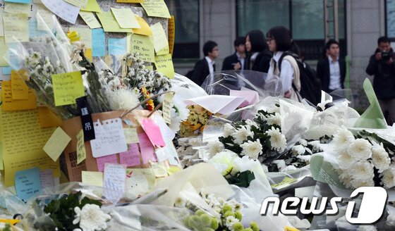 본문 이미지 - 세월호 여객선 침몰 사고 발생 9일째인 24일 오전 경기도 안산시 단원구 고잔동 단원고등학교에서 고3학생들이 등교하고 있다.  © News1   허경 기자