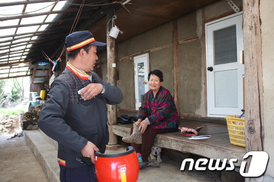 본문 이미지 - 김영권 집배원은 지난 겨울 배달 중 집에서 쓰러진 마을주민을 발견하고 변원으로 신속히 옮겼다. 김 집배원은 우편배달 뿐만 아니라 마을주민의 안위를 살피는 가족 같은 존재다.&#40;사진제공=강원지방우정청&#41;.2014.4.25/뉴스1 © News1 권혜민 기자 