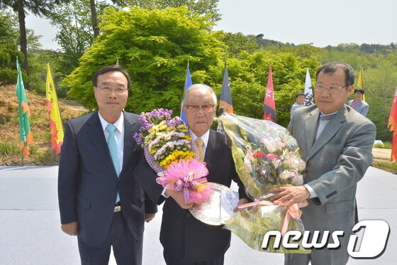 본문 이미지 - 제7회 녹두대상 수상자 나카츠카 아키라 교수(일본 나라여자대학 명예교수, 사진 가운데) © News1  