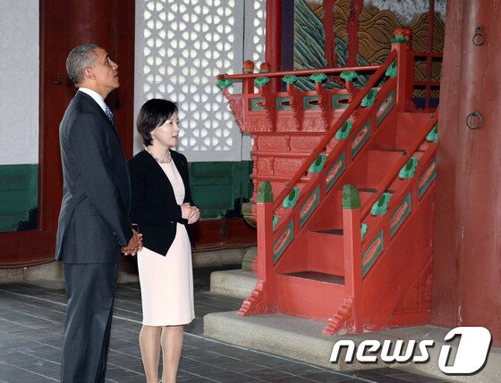 본문 이미지 - 1박 2일 일정으로 방한한 버락 오바마 미국 대통령이 25일 오후 경복궁 근정전을 살펴보고 있다. 2014.4.25/뉴스1  © News1   사진공동취재단 