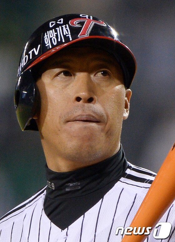 본문 이미지 - LG트윈스 이병규(9)가 6일 잠실구장에서 펼쳐진 한화 이글스와의 경기에서 역대 4번째 2000안타 기록을 달성했다. /뉴스1 © News1 이동원 기자