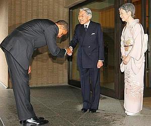 본문 이미지 - 버락 오바마 미국 대통령이 2009년 방일해서 일왕에 90도로 인사를 했을 때에 미국 내에서 비판이 제기됐다 © AFP=News1 