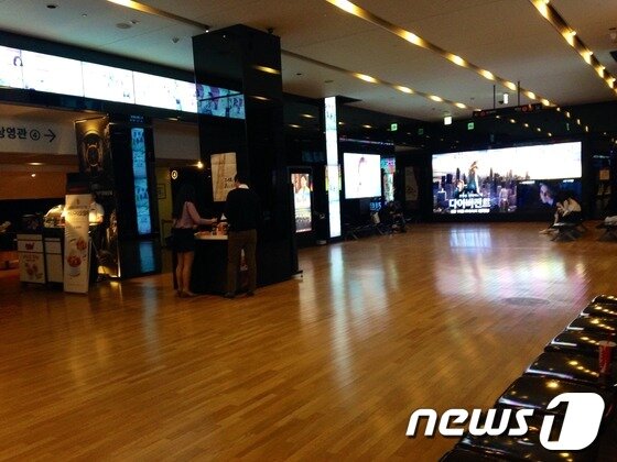 본문 이미지 - 세월호 침몰 사고 이후 나들이에 나서는 사람들이 크게 줄고 있다. 사진은 주말임에도 한산한 명동의 한 극장 매표소. © News1 최민지 기자  