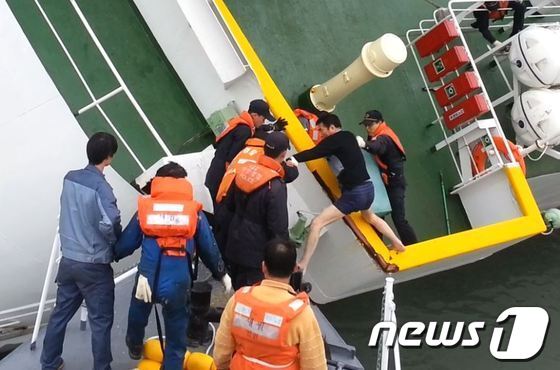 본문 이미지 - 4월16일 오전 9시30분께 전남 진도군 조도면 동거차도 인근 해상에서 침몰하고 있는 세월호에서 이준석 선장&#40;하의 속옷차림에 맨발을 한 이&#41;과 선박직 선원들이 세월호에서 탈출하고 있다. 해경이 공개한 영상에서 갈무리했다. &#40;서해지방해양경찰청 제공&#41; 2014.4.28/뉴스1 © News1 