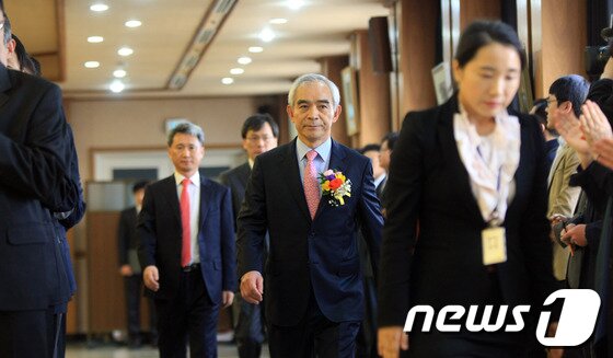 본문 이미지 - 허재호 전 대주그룹 회장에 대한 일당 5억원의 &#39;황제 노역&#39; 판결로 여론의 뭇매를 맞은 장병우 광주지방법원장이 3일 퇴임했다. 이날 오전 광주지법 대회의실에서 열린 퇴임식에서 장 지법원장은 