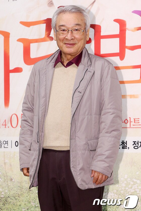 본문 이미지 - 배우 이순재가 3일 오후 서울 종로구 동숭아트센터에서 열린 연극열전 다섯 번째 시리즈 &#39;사랑별곡&#39; 제작발표회에 참석해 포즈를 취하고 있다. &#40;뉴스1 DB&#41; 2014.4.3 /뉴스1