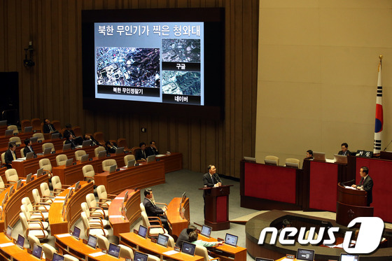 (서울=뉴스1) 이광호 기자 = 김재원 새누리당 의원이 3일 오후 서울 여의도 국회에서 열린 본회의 정치에 관한 대정부 질문에서 정홍원 총리에게 북한 무인기가 촬영한 청와대 사진을 …