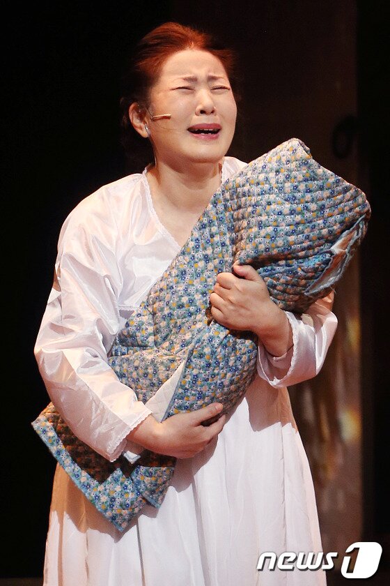 본문 이미지 - 배우 김자옥이 30일 오후 서울 송파구 올림픽공원 우리금융아트홀에서 열린 한국 전통 뮤지컬 악극 '봄날은 간다' 프레스콜에서 열연하고 있다. 2014.4.30 스타뉴스/뉴스1 © News1   