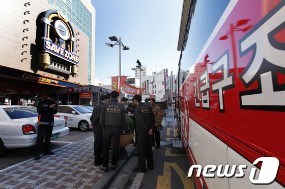 (부산=뉴스1) 여주연 기자 = 4일 오전 부산 해운대구 리베라 호텔에서 발생한 화재로 인해 부산소방안전본부가 출동해 현장을 살피고 있다. 2014.4.4/뉴스1
