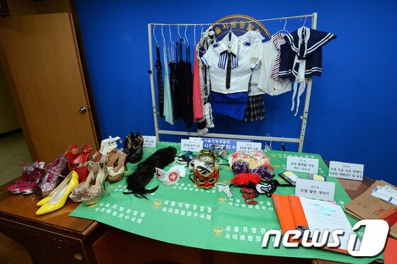 본문 이미지 - 7일 오전 서울지방경찰청에서 경찰이 김씨로부터 압수한 증거품들을 공개하고 있다. 2014.4.8/뉴스1 © News1 정회성 기자