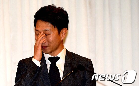 본문 이미지 - 동계올림픽 6회 연속 출전에 빛나는 한국 스피드 스케이팅의 큰 형인 이규혁이 7일 오전 서울 종로 세종문화회관 세종홀에서 열린 국가대표 은퇴식에서 송별사 도중 손으로 눈가를 훔치고 있다. 2014.4.7/뉴스1 © News1   박정호 기자