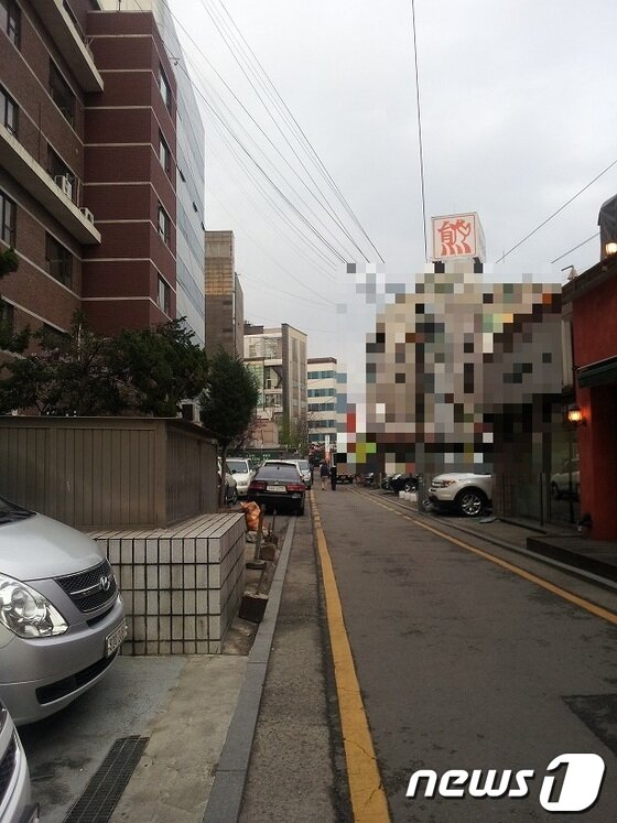 본문 이미지 - 한전 본사 뒤편에 위치한 상가와 오피스 밀집지역/사진=임해중 기자© News1 