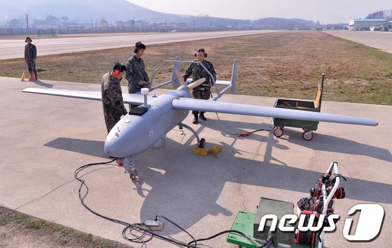 (양주=뉴스1) 사진공동취재단 = 8일 오전 경기도 모 공중정찰중대에서 한국형 육군 무인기 송골매의 비행훈련이 실시되고 있다.이번에 비행훈련을 하는 송골매는 전장5m, 폭 6.5m …