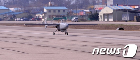 (양주=뉴스1) 사진공동취재단  = 8일 오전 경기도 모 공중정찰부대에서 한국형 육군 무인정찰기 송골매의 비행훈련이 실시되어 송골매가 이륙을 하고 있다.이번에 비행훈련을 하는 송골 …