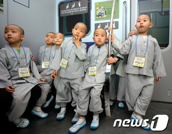 (서울=뉴스1) 박정호 기자 = 불기2558년 부처님 오신날을 앞두고 단기 출가한 조계사 동자스님들이 1일 오전 마포구 상암동 서울에너지드림센터를 견학, 여러가지 체험을 하고 있다 …