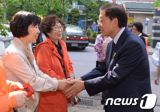 (서울=뉴스1) 이동원 기자 = 6·4 지방선거 새누리당 서울시장 예비후보인 김황식 전 총리가 1일 서울 동작구민회관에서 열린 새누리당 동대문구 시·구의원 후보 경선장을 찾아 당원 …