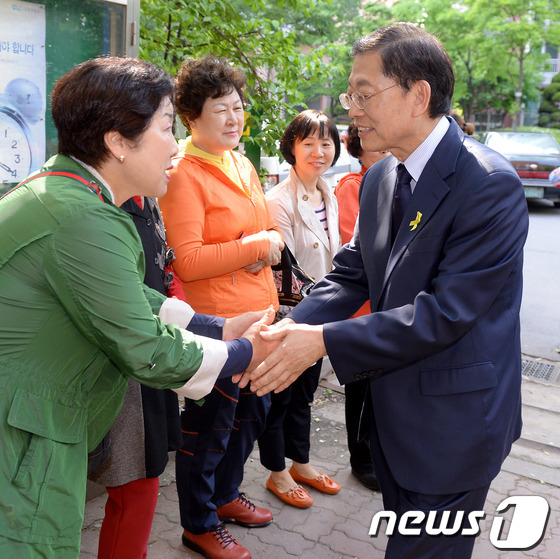 (서울=뉴스1) 이동원 기자 = 6·4 지방선거 새누리당 서울시장 예비후보인 김황식 전 총리가 1일 서울 동작구민회관에서 열린 새누리당 동대문구 시·구의원 후보 경선장을 찾아 당원 …