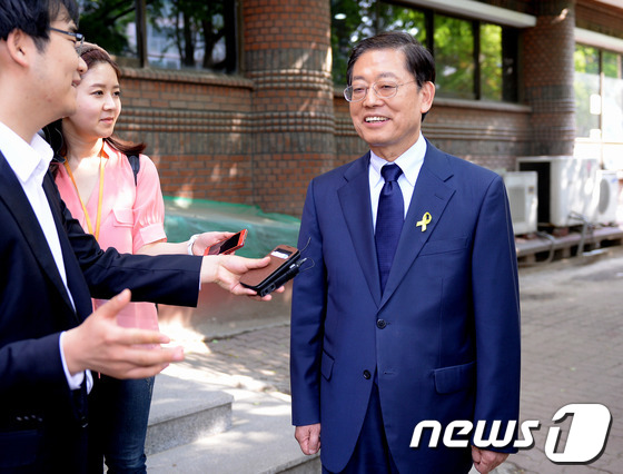 (서울=뉴스1) 이동원 기자 = 6·4 지방선거 새누리당 서울시장 예비후보인 김황식 전 총리가 1일 서울 동작구민회관에서 열린 새누리당 동대문구 시·구의원 후보 경선장을 참석해 취 …