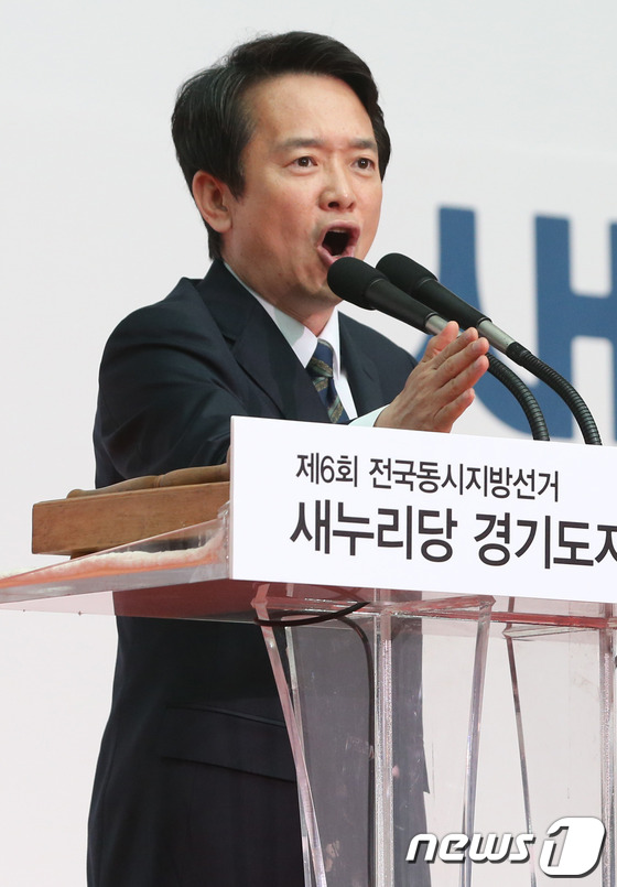 (성남=뉴스1) 송원영 기자 = 10일 오후 경기도 성남실내체육관에서 열린 '6.4지방선거 새누리당 경기도지사 후보 선출대회'에서 경기도지사 후보로 선출된 남경필 의원이 수락연설을 …