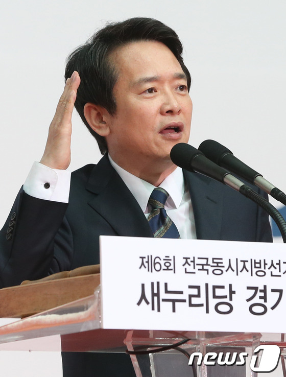 (성남=뉴스1) 송원영 기자 = 10일 오후 경기도 성남실내체육관에서 열린 '6.4지방선거 새누리당 경기도지사 후보 선출대회'에서 경기도지사 후보로 선출된 남경필 의원이 수락연설을 …