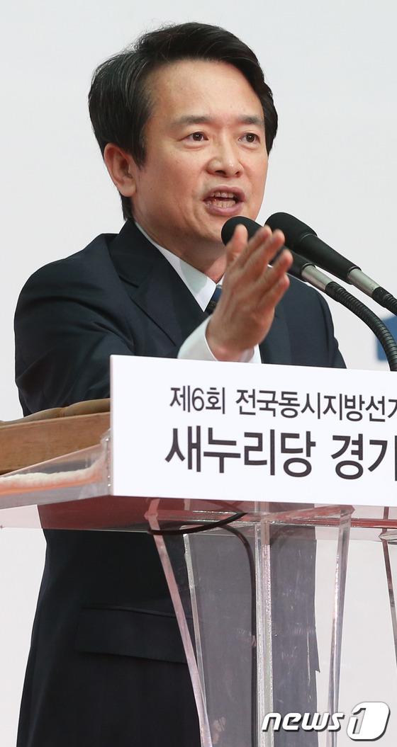 (성남=뉴스1) 송원영 기자 = 10일 오후 경기도 성남실내체육관에서 열린 '6.4지방선거 새누리당 경기도지사 후보 선출대회'에서 경기도지사 후보로 선출된 남경필 의원이 수락연설을 …