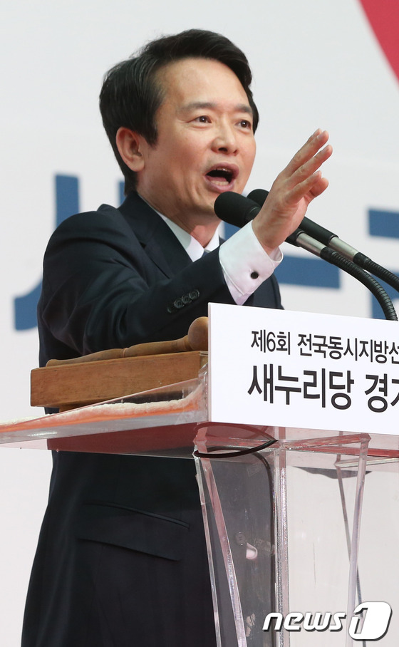 (성남=뉴스1) 송원영 기자 = 10일 오후 경기도 성남실내체육관에서 열린 '6.4지방선거 새누리당 경기도지사 후보 선출대회'에서 경기도지사 후보로 선출된 남경필 의원이 수락연설을 …