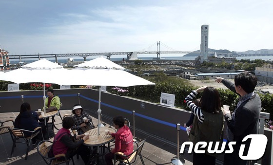 (서울=뉴스1) 이동원 기자 = 삼호와 대림산업이 부산 수영구 민락동에 문을 연 e편한세상 광안비치 모델하우스에 9일 문을연 후 11일 오전까지 약 1만5천명의 내방객이 방문했다. …