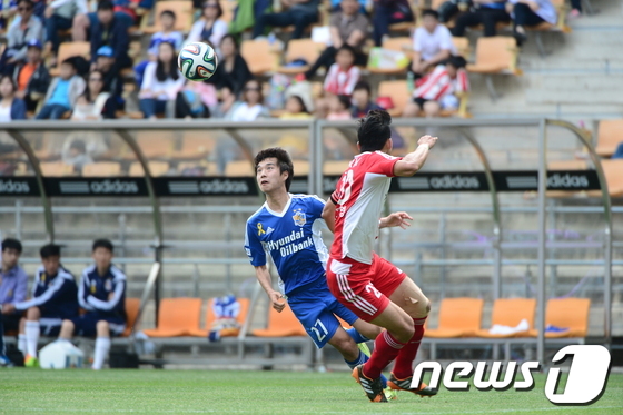 (울산=뉴스1) 이제우 기자 = 현대 안진범이 부산 김찬영을 제치고 드리볼 하고있다2:0으로 앞서던 현대의 세 번째 골이자 쇄기골이 된 안진범의 골은 부산의 추격의지를 꺽어 버렸다 …