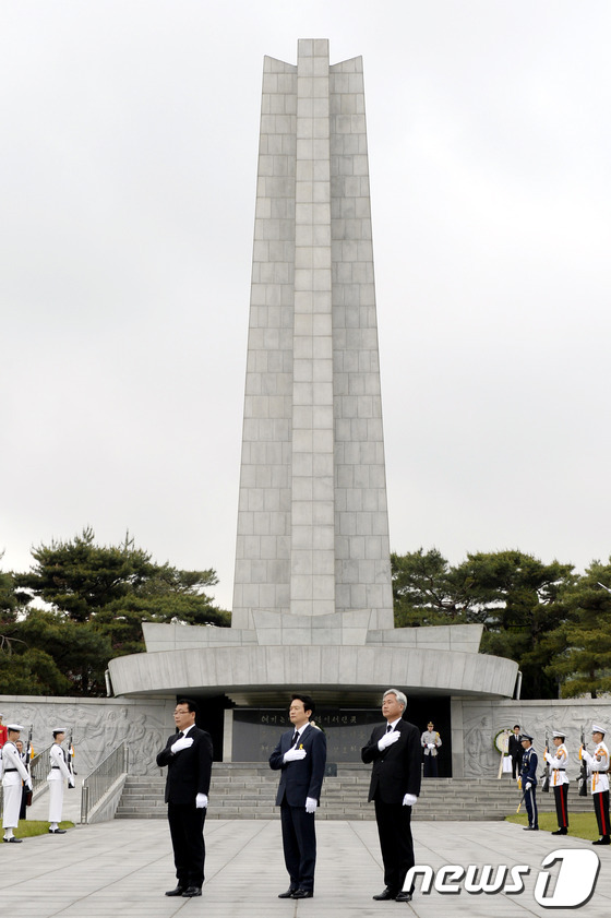 (서울=뉴스1) 안은나 기자 = 남경필 새누리당 경기도지사 후보가 12일 오전 서울 동작구 국립현충원을 참배한 후 퇴장을 하며 국기에 대한 경례를 하고 있다.지난 11일 6.4지방 …