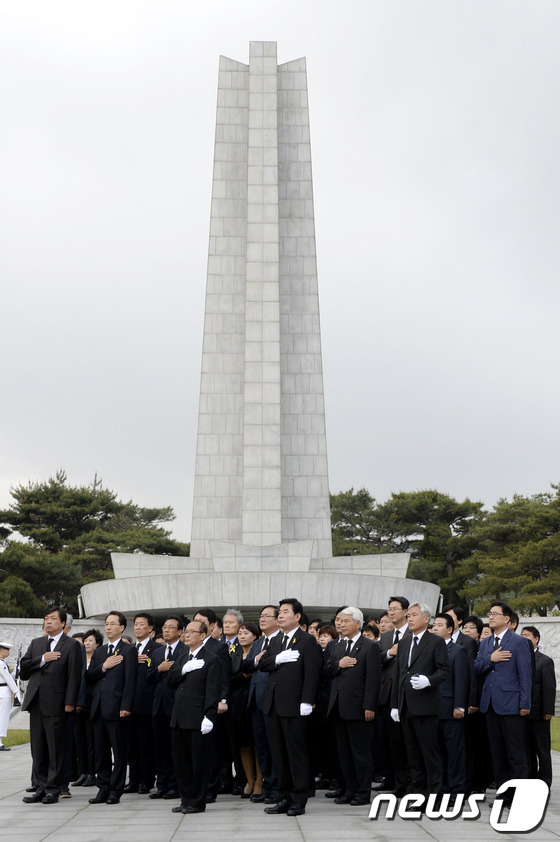 (서울=뉴스1) 안은나 기자 = 김진표 새정치민주연합 경기도지사 후보가 12일 오전 서울 동작구 국립현충원을 참배한 후 퇴장하며 국기에 대한 경례를 하고 있다.지난 11일 6.4지 …