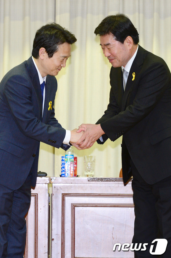 (수원=뉴스1) 정회성 기자 = 6·4지방선거 경기도지사 후보로 확정된 김진표 새정치민주연합 후보(오른쪽), 남경필 새누리당 후보가 12일 오후 경기도 수원시 팔달구 고등동 경기도 …