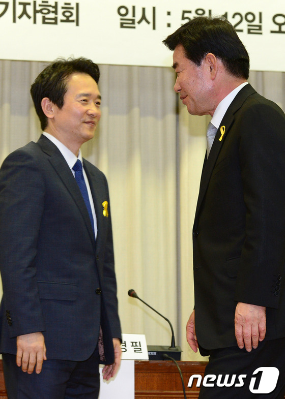 (수원=뉴스1) 정회성 기자 = 6·4지방선거 경기도지사 후보로 확정된 남경필 새누리당 후보(왼쪽), 김진표 새정치민주연합 후보가 12일 오후 경기도 수원시 팔달구 고등동 경기도의 …