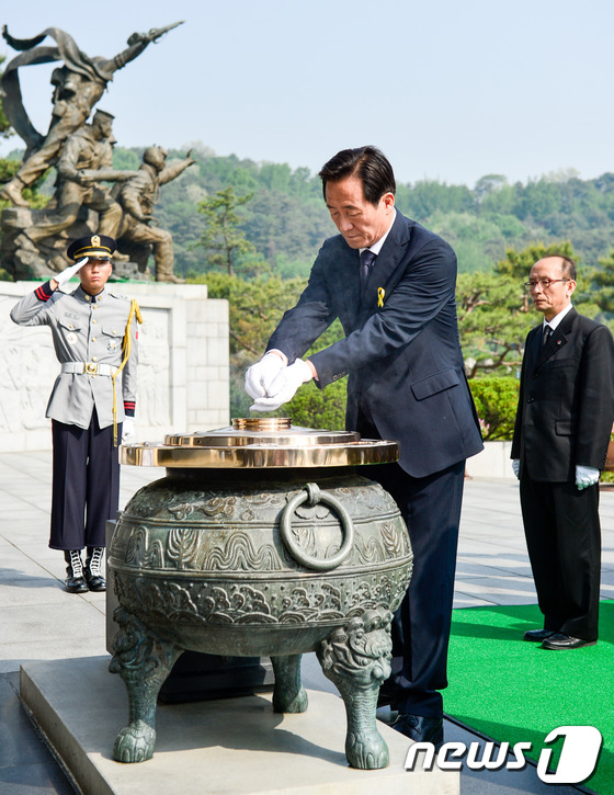 (서울=뉴스1) 송은석 기자 = 6.4지방선거 새누리당 서울시장 후보로 선출된 정몽준 의원이 13일 오전 국립 서울 현충원을 방문해 분향하고 있다. 2014.5.13/뉴스1