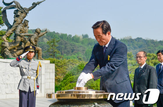 (서울=뉴스1) 송은석 기자 = 6.4지방선거 새누리당 서울시장 후보로 선출된 정몽준 의원이 13일 오전 국립 서울 현충원을 방문해 분향하고 있다. 2014.5.13/뉴스1