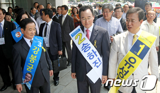 (익산=뉴스1) 김대웅 기자 = 13일 오후 전북 익산시 원광대학교 문화체육관에서 열린 제6회 전국동시지방선거 새정치민주연합 전라북도지사 후보자 선출대회에서 유성엽,송하진,강봉균( …