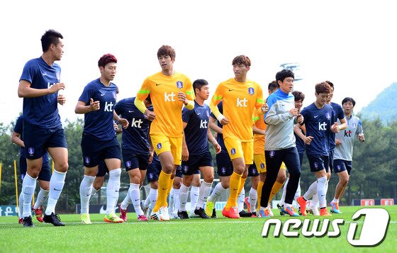 본문 이미지 - 13일 오후 경기도 파주 NFC&#40;축구대표팀트레이닝센터&#41;에서 열린 2014 브라질월드컵 축구대표팀 소집 훈련에서 선수들이 운동장을 뛰며 몸을 풀고 있다. 2014.5.13/뉴스1 © News1   박정호 기자